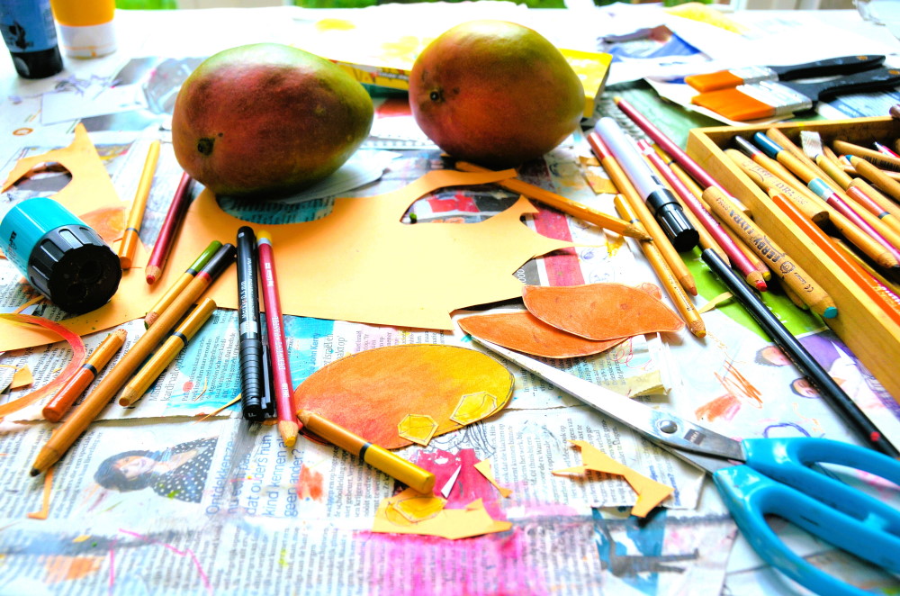 Bureau met tekenspullen