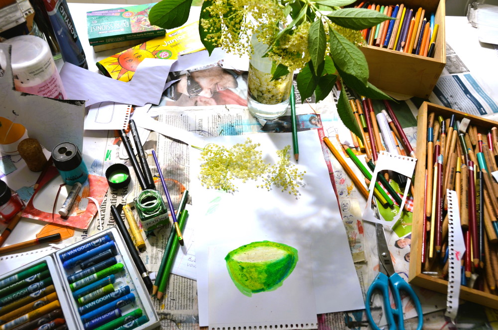 Bureau met tekenspullen